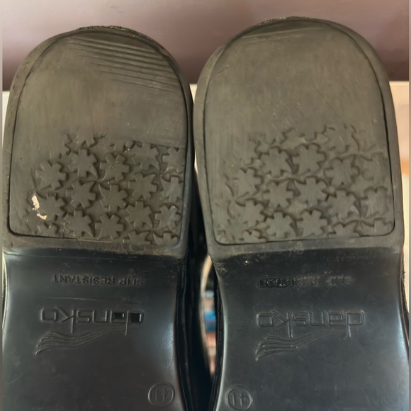 👩🏼‍⚕️🏥 Dansko Professional Black Iridescent Snake Print 41 - Picture 7 of 9